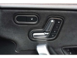 運転席に電動シートとシートヒーター を装備☆