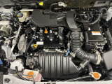 エンジンルームもきれいに洗剤とブラッシングでまるごとクリーニングしています。