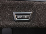 【電動テールゲート】オートマアチックトランクリッドオペレーションが装備されています。両手が塞がっている時でも、スマートキーを身につけていればハンズフリーで開閉可能です。