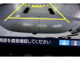 バックをするとき自動でリアの様子が映る『リアカメラ』付き!ナビ画面で確認しながらバックができ、ガイドラインで距離感がつかめるので後ろの壁も安心ですね。でも、周りへの目視も忘れないでくださいね!