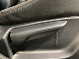 運転席にはドライバーの体型や好みに応じて前後方向だけでなく、高さの調整ができるシートリフターを装備!