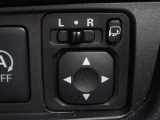 【電動格納ドアミラー】狭い駐車場で便利な電動格納ドアミラーが付いています。