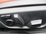 運転席メモリー付きフロント電動シート装備。