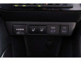 フロントシート用シートヒータースイッチとディスプレーオーディオとの接続USB及びHDMIソケットになります!携帯の充電などに役立つUSBソケットとアクセサリー電源も付いてます!