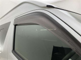 ドアバイザーも付いています。雨の日に少し窓を開けても、雨水が入りにくく、喫煙する方などにも強い味方です。