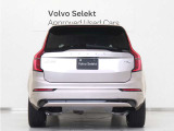 XC90は、使い方の幅を広げる7シーター仕様。洗練された佇まいの中に、高い実用性を秘めています。室内に足を踏み入れば、そこはまさに北欧のリビングルーム。落ち着きある明るい雰囲気をご堪能ください。