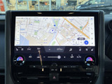 先進のナビゲーションシステムを搭載し、目的地までのルートをスムーズに案内。音楽やラジオも楽しめ、ドライブを彩ります。