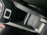 アームレスト下に深さのある収納スペースを備えております。車内空間を綺麗に保ち、快適なドライブをサポートします。