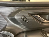 運転席フロントドアに運転席パワーシートのシートポジションをメモリー出来るボタンが付いているのであらかじめ設定しておけばボタンを押すだけで自分好みのポジションに動いてくれるので大変便利です。