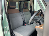 ドライバーの方と助手席の方が座るシートです。実際にお座りいただくのが、分かりやすいと思います。お気軽にご来店ください。