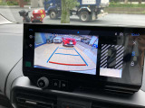 バックカメラは上から見下ろすように表示できるので駐車時も安心です。