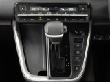 左右独立温度コントロールフルオートエアコンです。運転席、助手席それぞれで独立して温度設定ができます。冷え性の方が乗っても安心ですね♪