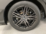 純正アルミホイールです。足元が引き立つので、車全体のイメージがアップしますよ!