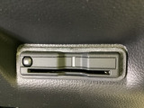 ETCがついています。高速道路の料金所の通過も楽々です!。 カードの取り出しもしやすい場所についています。