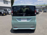 後部座席はプライバシーガラスとなっています。座っている人や置いてある荷物が見えにくくなっているのでプライバシーの確保が出来ます。ぜひ見て確認してみて下さい