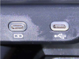 USB端子と充電用USB端子を装備しております。