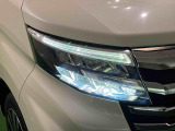 対象物が見やすく白く明るい光で夜間走行をサポートするフルLEDヘッドランプ(ロー/ハイビームオートレベリング機能付き・クリアランスランプ・ポジション・ターン付)を搭載