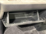 大きな荷物を収納できる、便利な助手席グローブボックス