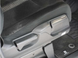 【ハイトアジャスター】レバーの上下操作だけで、座面を運転しやすい高さへ簡単に調節できます。