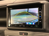 リバースギアに入れるだけで後方の表示へ切り替わります。夜間や雨の日の駐車も楽になりますよ。