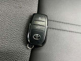 付いてて便利!とても人気の高い装備のスマートキーシステム。キーを携帯しているだけで、ドアロックの開閉並びにエンジンの始動が可能な装備です。