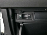 ETCユニットがグローブBOX内に収まっています。