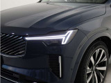 ひときわ印象的なT字型のLEDヘッドライトは、新世代のボルボを象徴するユニークなアイコンとなっています。LEDデイタイム・ランニング・ライトやポジションライト、ウインカーの役割も果たします。