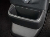 ◆センターロアボックス◆インパネ中央の下部には、ごみ箱としても使用する事ができるセンターロアボックスを装備しております。