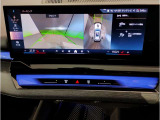 【全周囲カメラ】全周囲カメラ装備車両で御座いますので、狭い駐車スペースでもお車の全体図が確認でき、障害物との接触を未然に防ぐことが可能です。