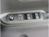 【パワーウインドゥマスタースイッチ】運転席より助手席やリヤドアガラスの開閉が出来るので便利ですね!運転席以外のウインドロック機能も付いています。