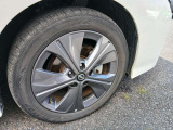 純正アルミホイ-ル付です! タイヤサイズ 215/50R17 (フロント右タイヤ)