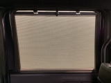 ロールサンシェイド付き!窓ガラス下部にサンシェイドが収納されています。夏場の厳しい日差しを遮るだけで、車の燃費も向上!熱中症予防も出来る頼もしい装備です。