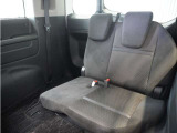 【シートアレンジ】後席を前にずらして荷室を広げられる。後席背面にある操作レバーを引くだけで、荷室側から後席のスライドが可能。前にずらして荷物を置くスペースを広げることができます。