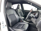 シックな色使いの運転席周りですね。すっきりとしたデザインで上品な色使いです。居心地の良い運転席、長く座ってられるリラックスできるデザインがいいですね。