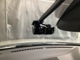 【別途SDカードの購入が必要です。また社外品は保証対象外となります。】運転中の映像・音声などを記録して、交通事故やトラブルが起きた時の正確な状況把握に役立つドライブレコーダーが装着済。