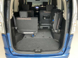 3列目のシートを容易に跳ね上げ出来るので大型の荷物もさっと積むことが出来ます。