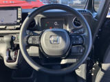 グリップしやすい形状で、長距離運転でも疲れにくい設計です。操作もスムーズで、快適なドライビングをサポートします。