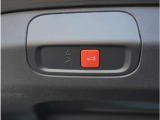 【パワーバックドア】スマートキーや運転席のボタンを押すだけでリアゲートが自動で開閉します。両手に荷物を持っている時や高い位置のバックドアを閉める際に便利な機能です。