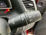 視認性の高いウインカーレバーは、周囲への安全確認をサポート。スムーズな車線変更や右左折を支援します。