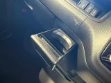 【ドリンクホルダー・センター】運転席からも助手席からも手の届く位置にありどちら側からでも使うことができます。スライド式なので使わないときはスッキリ収納できます。