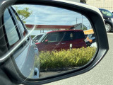 隣車線を走る車両をレーダーで検知し、ドアミラーでは確認しにくい後側方エリアに存在する車両に加え、急接近してくる車両も検知します。車両を検知するとドアミラーに搭載されたLEDインジケーターが点灯します。