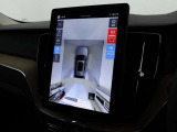 360&deg;ビューカメラは駐車枠や周囲の車両との位置関係が一目瞭然で駐車をサポートしてくれるだけでなく、車両直近の死角を減らして安全性を高める装備。ステアリング切り角に連動した進路予測線も表示されます。