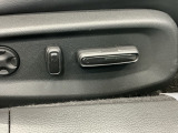 電動シートはスイッチ操作でシートのスライドや高さが上下に微調整できるのでちょうどいい高さで運転に余裕が生まれます