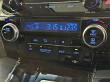 左右独立温度コントロールフルオートエアコンです。運転席、助手席それぞれで独立して温度設定ができます。冷え性の方が乗っても安心ですね♪