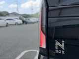 左側のリアコンビネーションランプ周辺です。