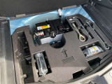 車載工具一式と、パンク補修キット、エアーコンプレッサーです。