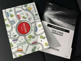 メンテナンスノート、取扱説明書です。 その車の整備記録が事細やかに記録されています。 車が生まれてから今までどのような道を歩んできたのか判るとても重要な物ですよ。