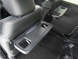 ◆シートバックテーブル◆フロントシートの背面に後席用のテーブルがついています。小物が置けて!カップホルダーもあります、ドライブ中や休憩時にも便利なテーブルです。