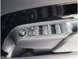【パワーウインドゥマスタースイッチ】運転席より助手席やリヤドアガラスの開閉が出来るので便利ですね!運転席以外のウインドロック機能も付いています。