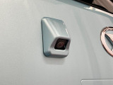 【バックカメラ】 駐車時に車両後方の様子を見ることができるので、運転の不安を軽くします。